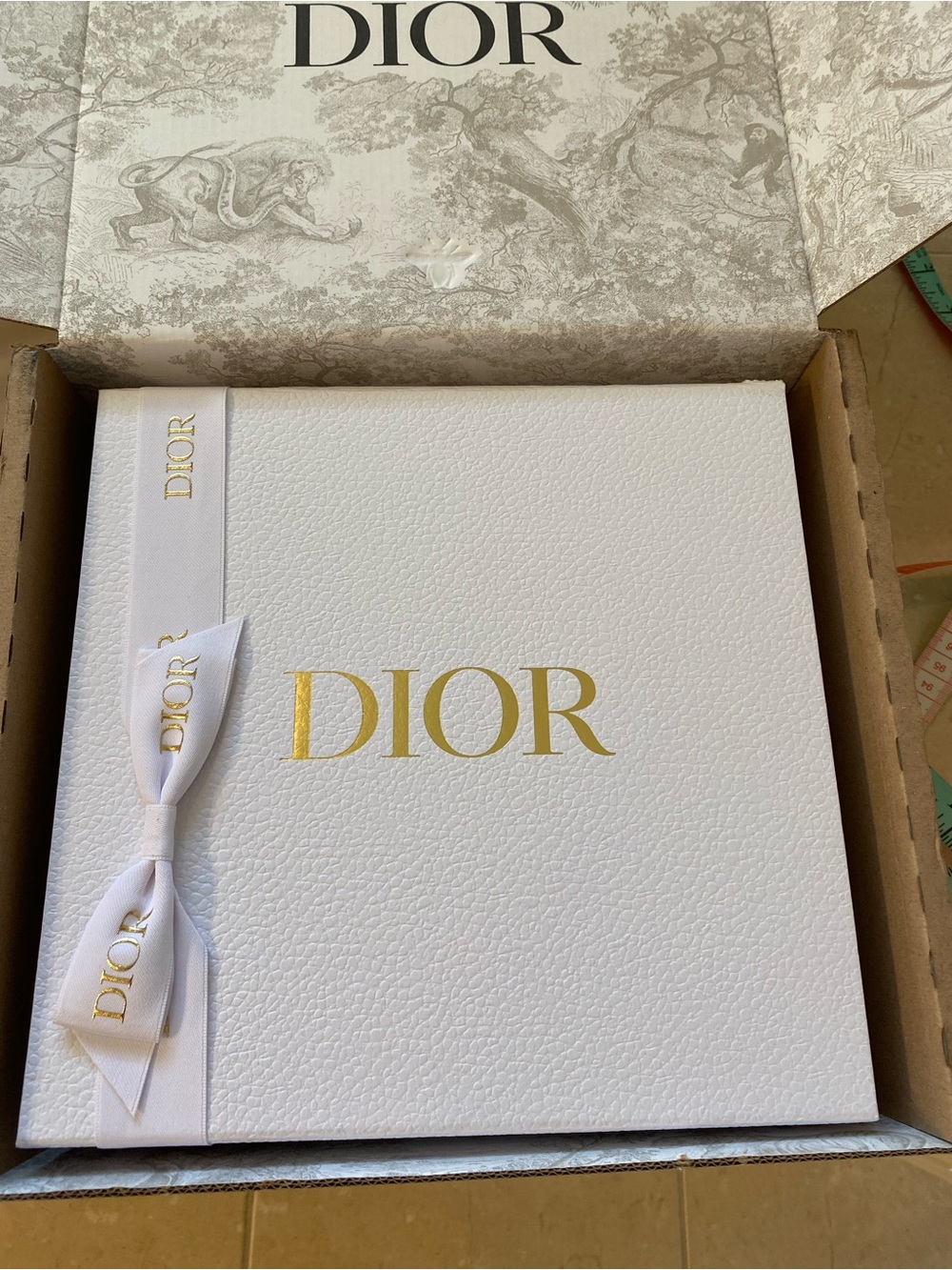 Dior White Box with Gold DIOR Logo and Ribbon 9x9x5 in Makeup Bag Samples - Picture 6 of 6